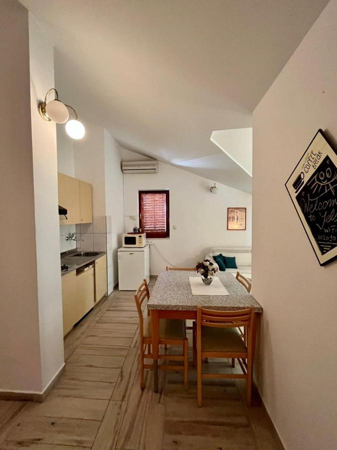 Apartament Gorana Apartman With Swimming Pool Jelsa  Zewnętrze zdjęcie